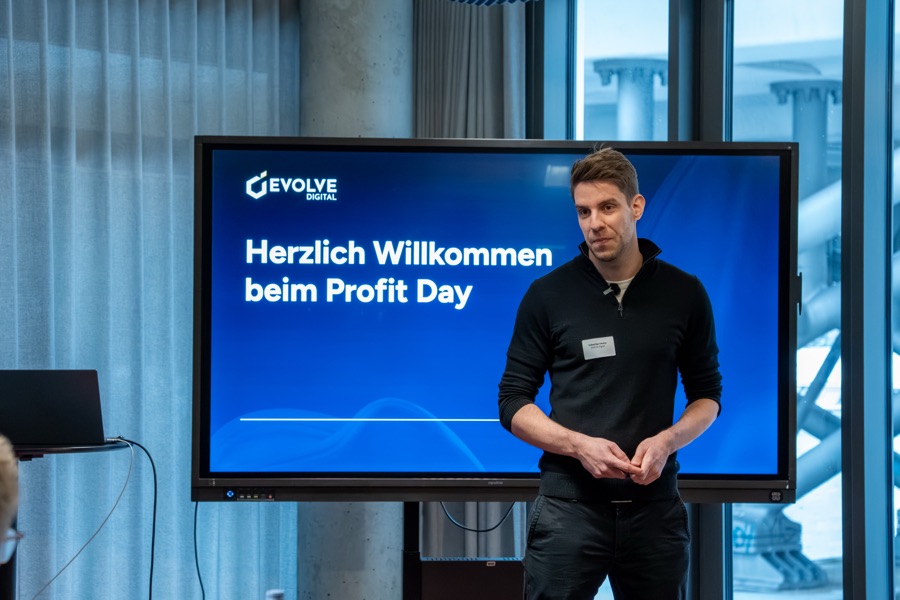 Sebastian Decker eröffnet den internen Profit Day
